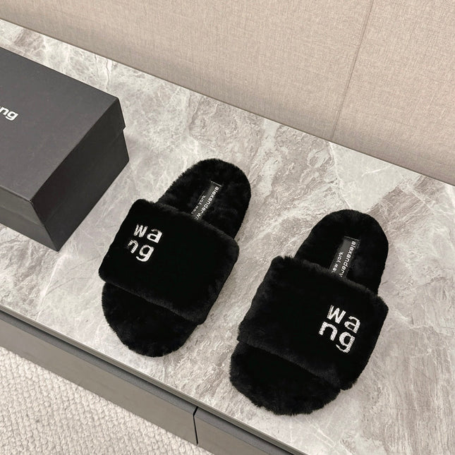 THICK-SOLED SLIPPERS IN BLACK FLEECE