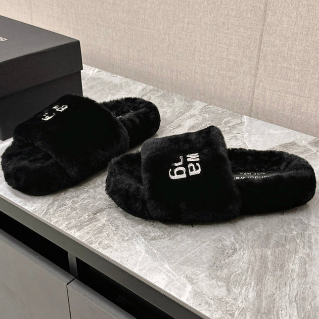 THICK-SOLED SLIPPERS IN BLACK FLEECE