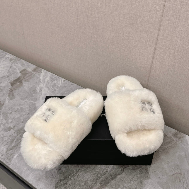 THICK-SOLED SLIPPERS IN WHTE FLEECE
