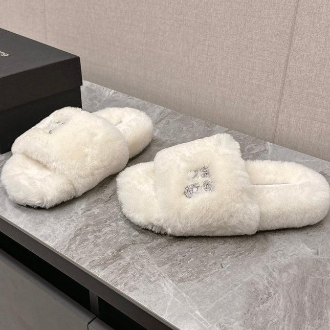 THICK-SOLED SLIPPERS IN WHTE FLEECE
