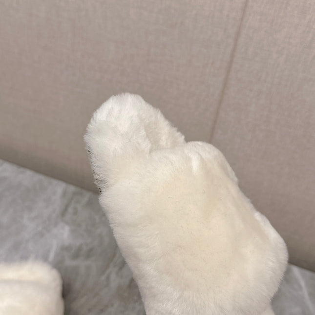 THICK-SOLED SLIPPERS IN WHTE FLEECE