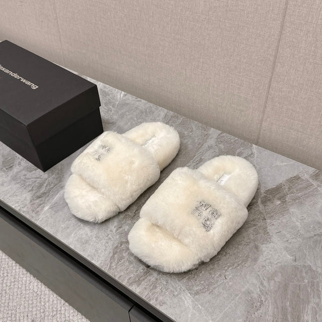 THICK-SOLED SLIPPERS IN WHTE FLEECE