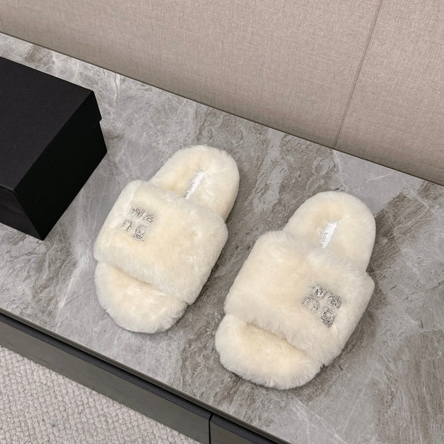 THICK-SOLED SLIPPERS IN WHTE FLEECE