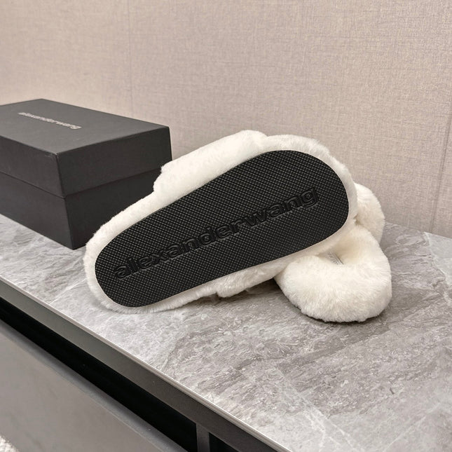 THICK-SOLED SLIPPERS IN WHTE FLEECE