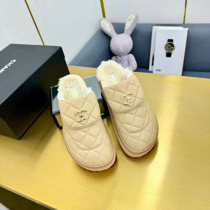 THICK-SOLED SLIDE IN LIGHT YELLOW LAMBSKIN AND WOOL LINING