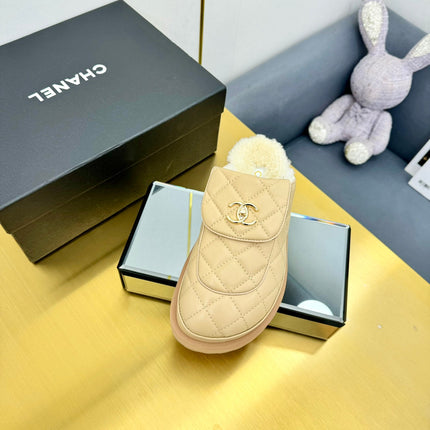 THICK-SOLED SLIDE IN LIGHT YELLOW LAMBSKIN AND WOOL LINING