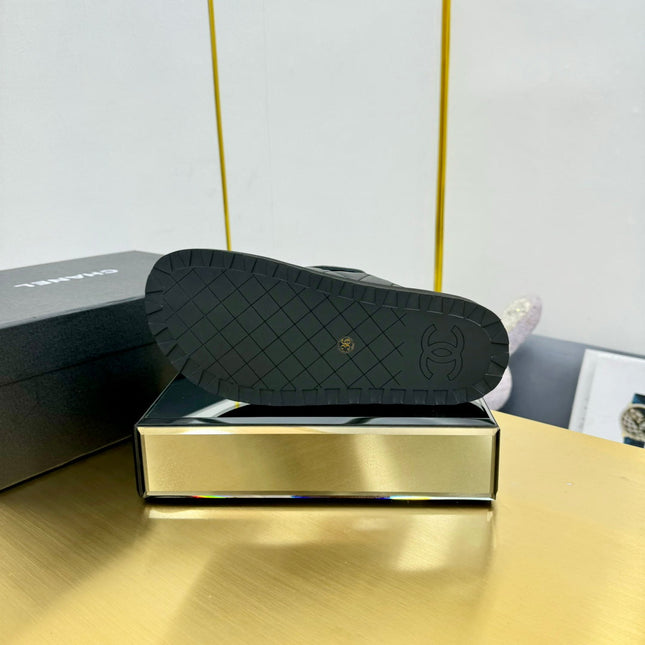 THICK-SOLED SLIDE IN BLACK LAMBSKIN AND WOOL LINING