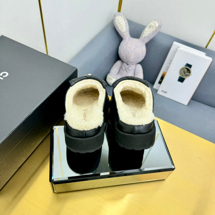 THICK-SOLED SLIDE IN BLACK LAMBSKIN AND WOOL LINING