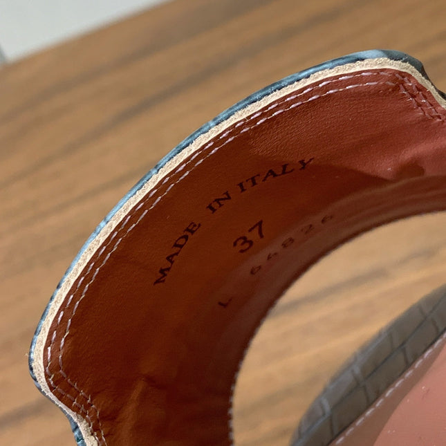 LP OSTRICH-EMBOSSED FLAT SANDALS 25S IN DARK GRAY LAMBSKIN