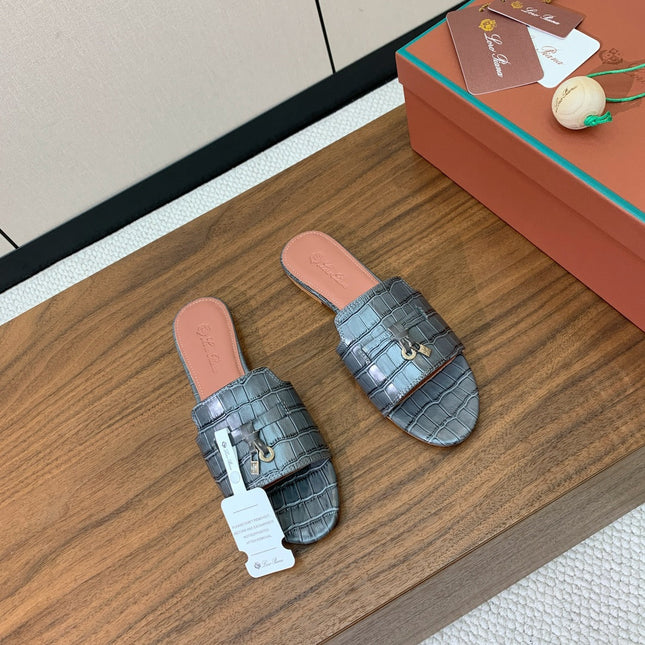 LP OSTRICH-EMBOSSED FLAT SANDALS 25S IN DARK GRAY LAMBSKIN