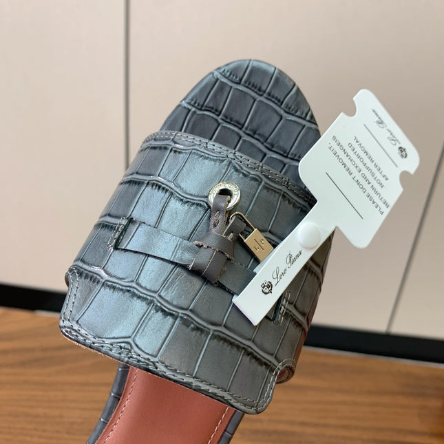 LP OSTRICH-EMBOSSED FLAT SANDALS 25S IN DARK GRAY LAMBSKIN