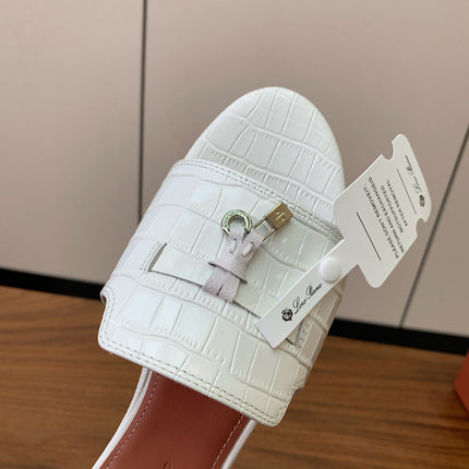 LP OSTRICH-EMBOSSED FLAT SANDALS 25S IN WHITE LAMBSKIN