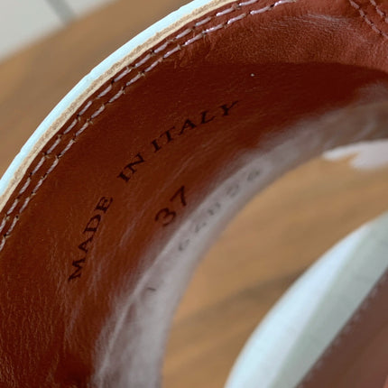 LP OSTRICH-EMBOSSED FLAT SANDALS 25S IN WHITE LAMBSKIN