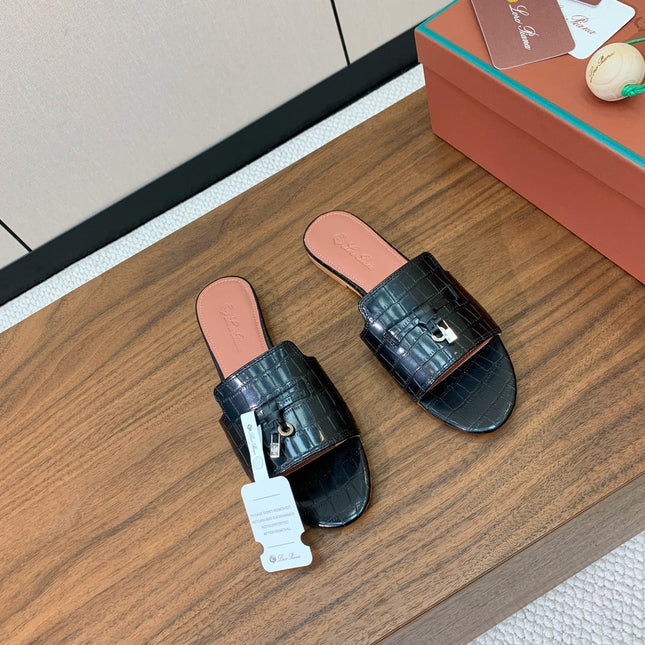 LP OSTRICH-EMBOSSED FLAT SANDALS 25S IN BLACK LAMBSKIN