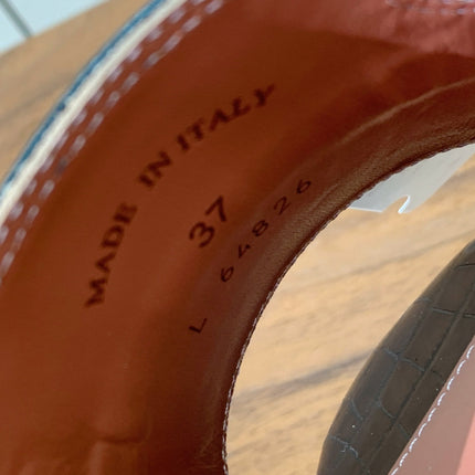 LP OSTRICH-EMBOSSED FLAT SANDALS 25S IN BLACK LAMBSKIN