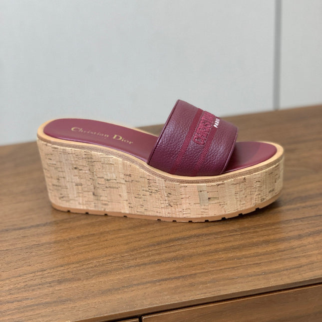 DIOR 25S DWAY WEDGE SLIDE 90 MM IN DARK RED CALFSKIN