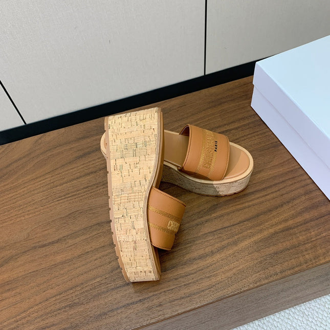 DIOR 25S DWAY WEDGE SLIDE 90 MM IN LIGHT BROWN CALFSKIN