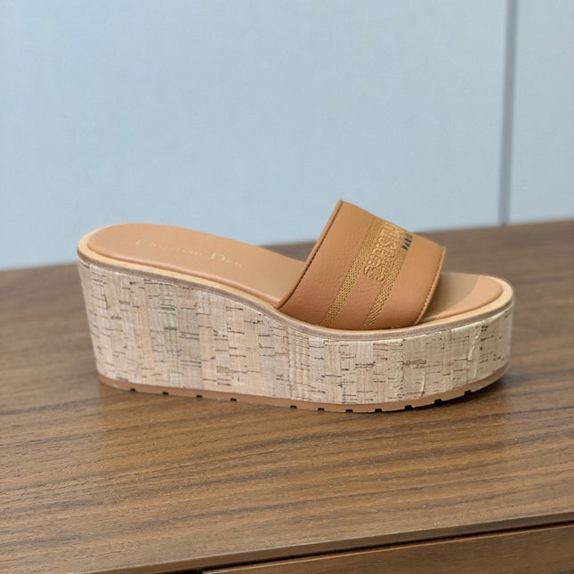 DIOR 25S DWAY WEDGE SLIDE 90 MM IN LIGHT BROWN CALFSKIN