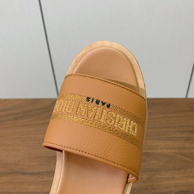 DIOR 25S DWAY WEDGE SLIDE 90 MM IN LIGHT BROWN CALFSKIN