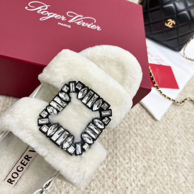 VIV' WINTER FUR STRASS BUCKLE SANDALS IN WHITE SHEEPSKIN