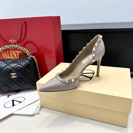 VLTN ROCKSTUD HEELS 25S 85 MM IN SOFT LILAC BEIGE GLOSSY LEATHER