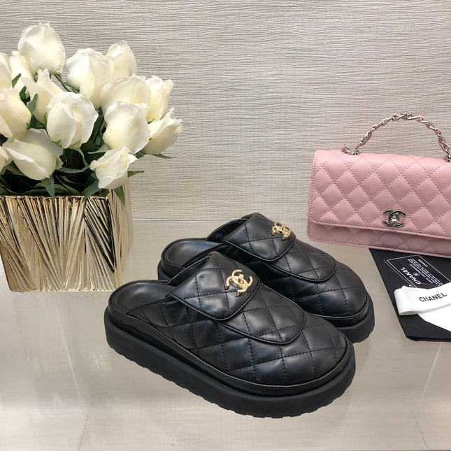 CC TURNLOCK FLAP MULES BLACK LAMBSKIN