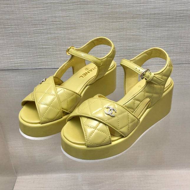 WEDGE SANDALS IN YELLOW CREAM CALFSKIN