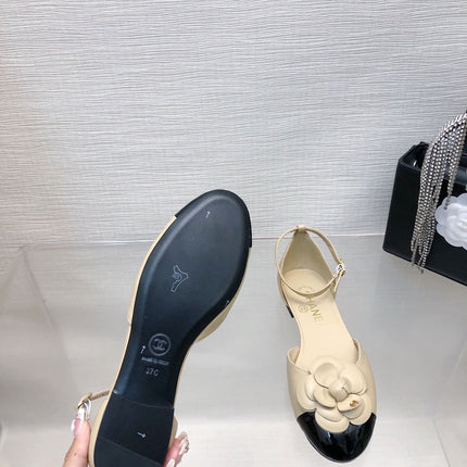 BEIGE MIX BLACK LAMBSKIN CAMELLIA HOLLOW SANDAL