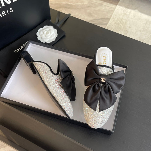 BIG BOW FLAT MULE SANDALS IN WHITE SILK WITH GLITTER SEQUINS