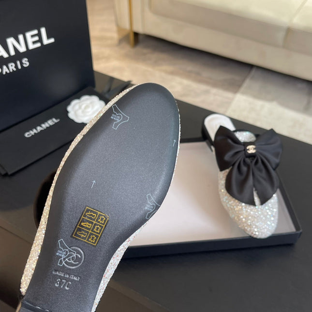 BIG BOW FLAT MULE SANDALS IN WHITE SILK WITH GLITTER SEQUINS