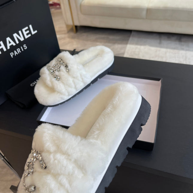 SLIPPERS IN WHITE FUR