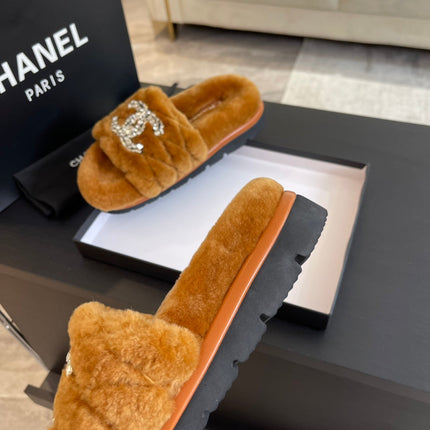 SLIPPERS IN SAFETY ORANGE FUR