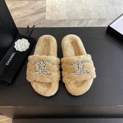 SLIPPERS IN BEIGE CREAM FUR
