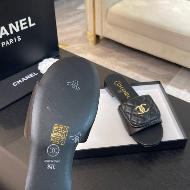 FLAT MULE IN BLACK LAMBSKIN