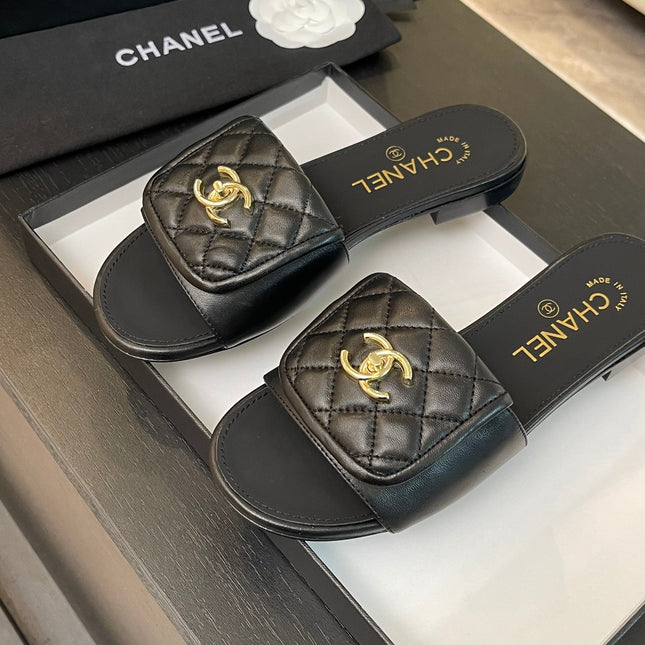 FLAT MULE IN BLACK LAMBSKIN