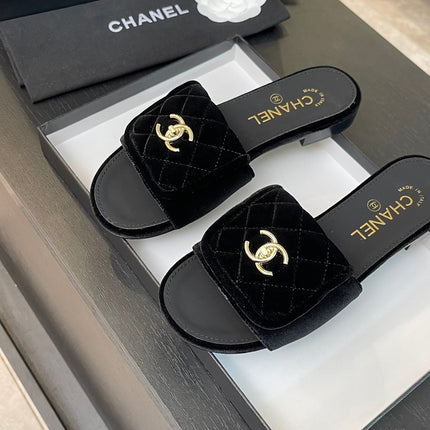 FLAT MULE IN BLACK VELVET