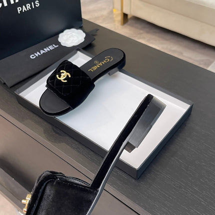 FLAT MULE IN BLACK VELVET