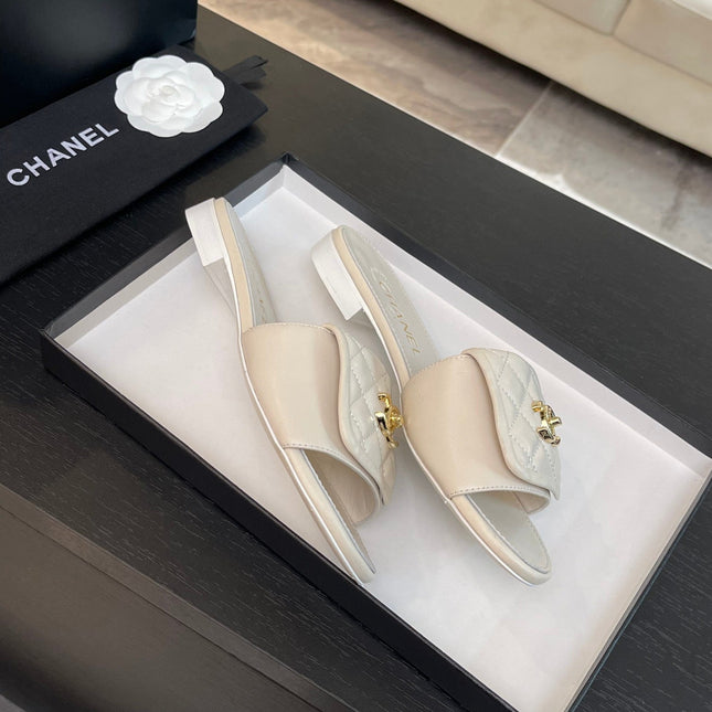 FLAT MULE IN WHITE LAMBSKIN