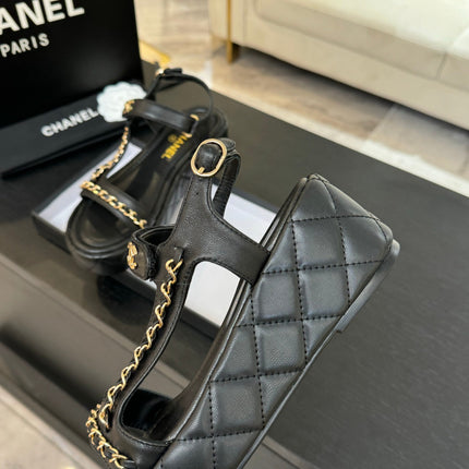 FLAT SANDALS IN BLACK LAMBSKIN WITH GOLD CHAIN