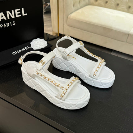 FLAT SANDALS IN WHITE LAMBSKIN WITH GOLD CHAIN