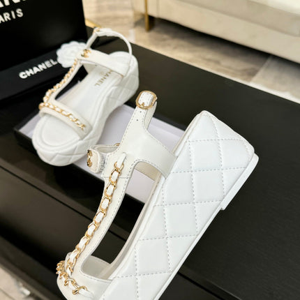 FLAT SANDALS IN WHITE LAMBSKIN WITH GOLD CHAIN