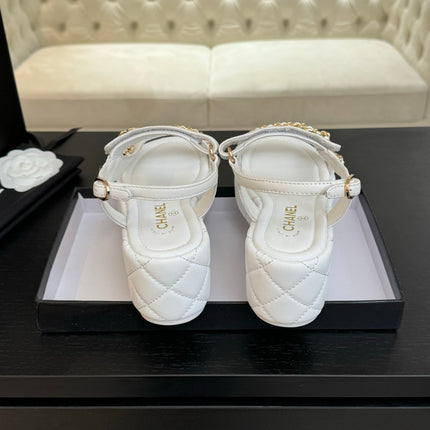 FLAT SANDALS IN WHITE LAMBSKIN WITH GOLD CHAIN