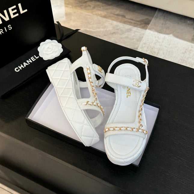 FLAT SANDALS IN WHITE LAMBSKIN WITH GOLD CHAIN