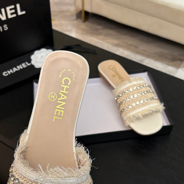 FLAT SANDALS BEIGE AND WHITE WITH CRYSTALS