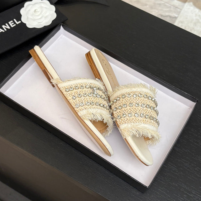 FLAT SANDALS BEIGE AND WHITE WITH CRYSTALS