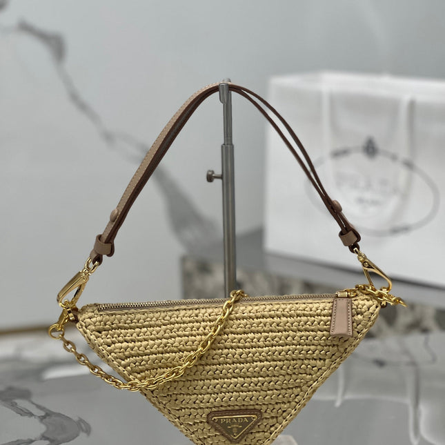 TRIANGLE BAG 26 IN BEIGE WOVEN RAFFIA GOLD CHAIN