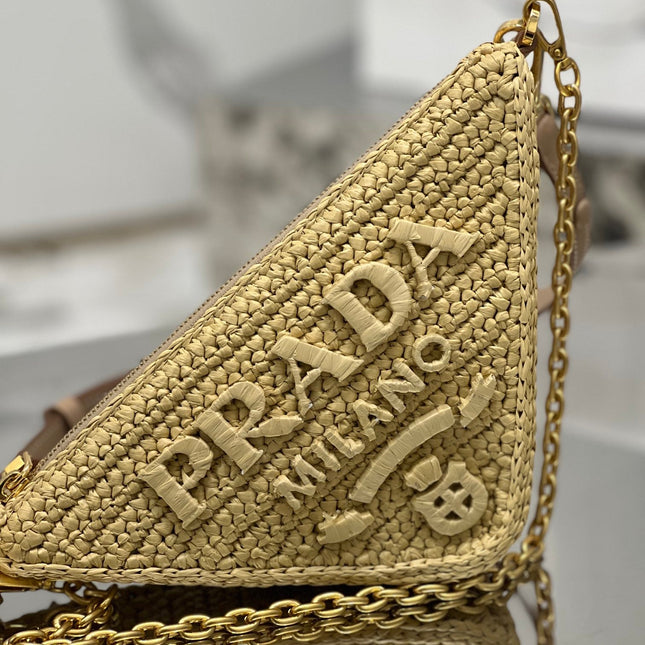 TRIANGLE BAG 26 IN BEIGE WOVEN RAFFIA GOLD CHAIN