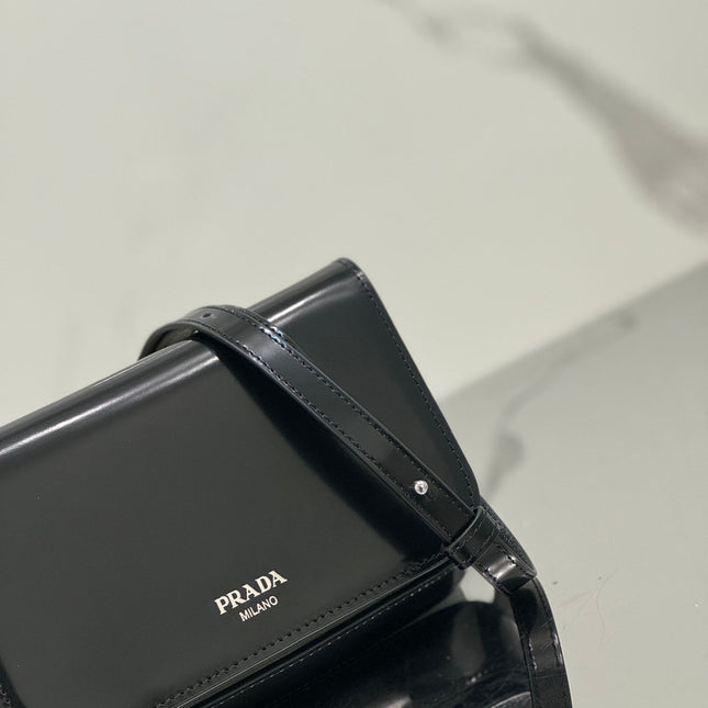 FLAP BAG 18 IN BLACK SHINY CALFSKIN