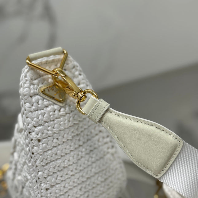 CROCHET TRIANGLE BAG 26 IN WHITE RAFFIA GOLD HARDWARE