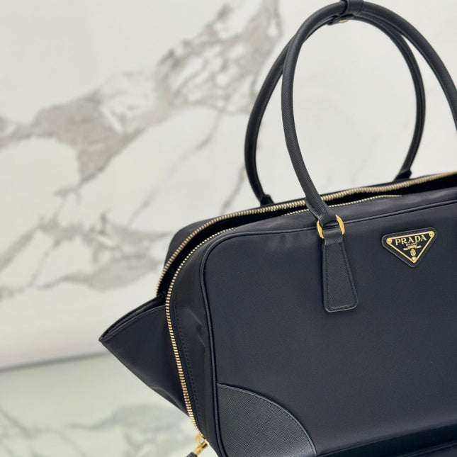 LARGE TOP HANDLE BAG 35 IN BLACK NYLON AND CALFSKIN TRIM